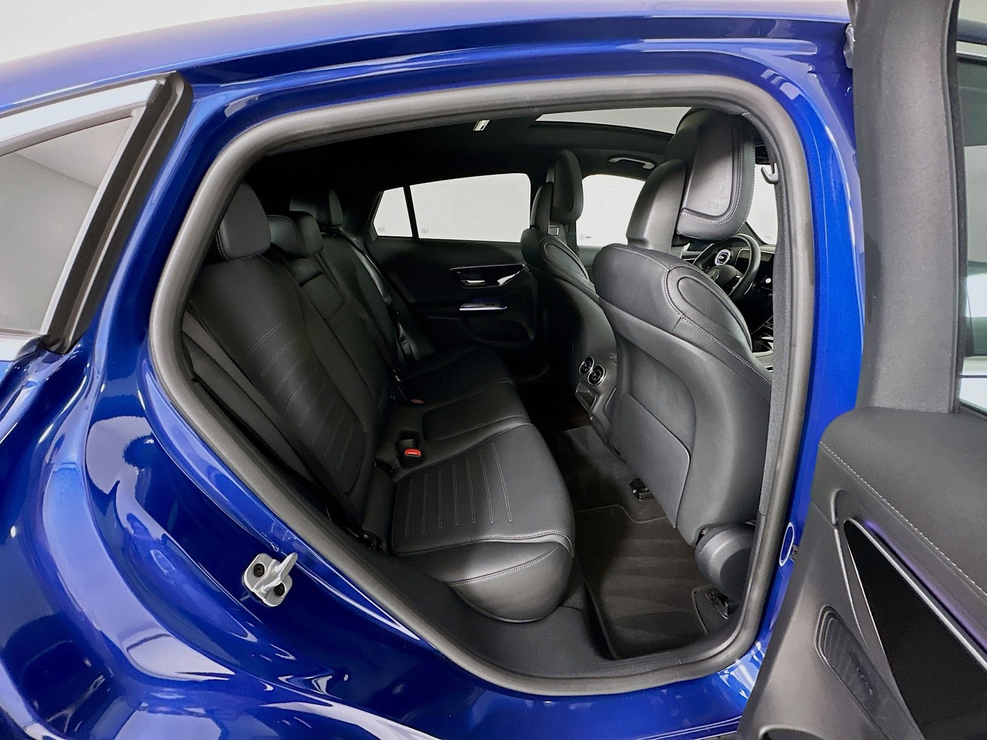 Used 2025 Mercedes-Benz GLC 300 4MATIC image 31