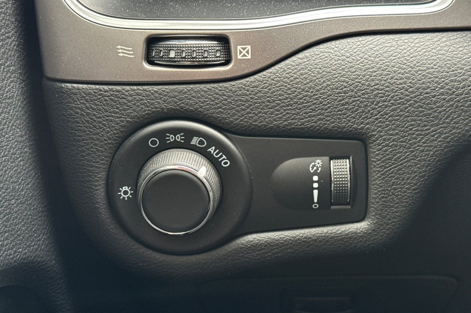 Used 2021 Jeep Cherokee Latitude FWD image 30