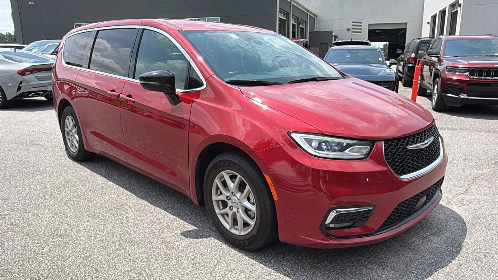 Used 2025 Chrysler Pacifica Select FWD image 5