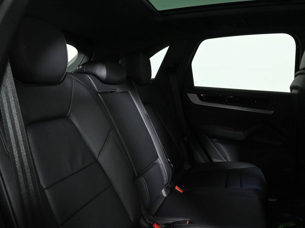 Used 2026 Porsche Cayenne AWD/4WD image 38