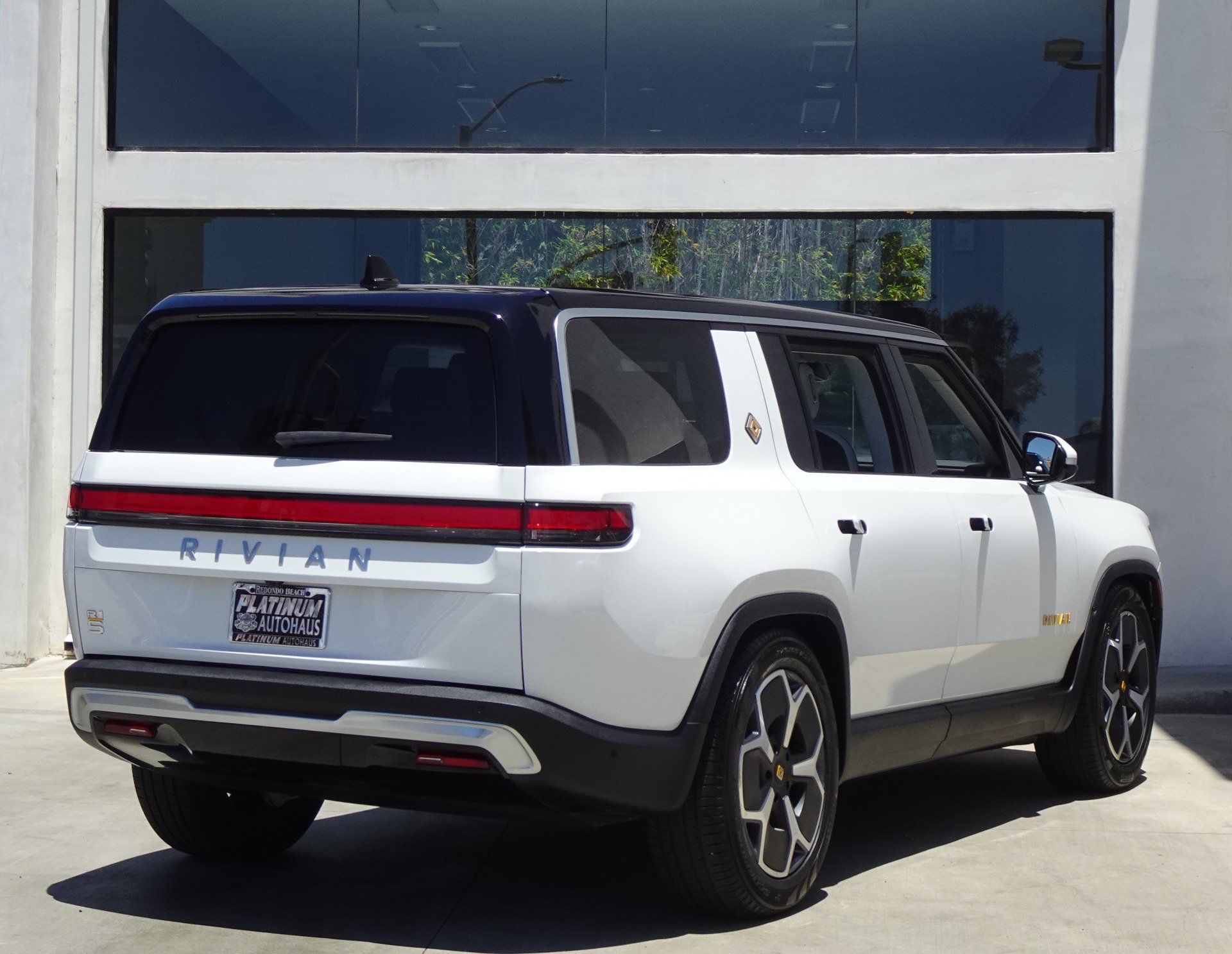 Used 2024 Rivian R1S Adventure AWD/4WD image 8