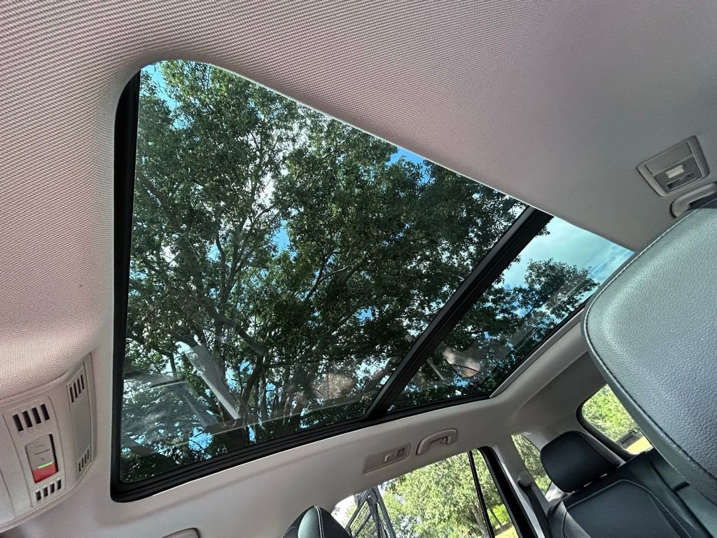 Used 2022 Volkswagen Tiguan SE w/ Panoramic Sunroof Package AWD/4WD image 29