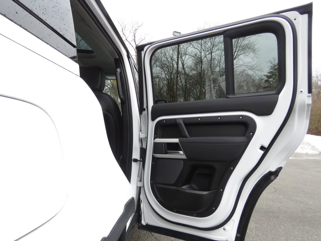 Used 2022 Land Rover Defender 110 SE image 15