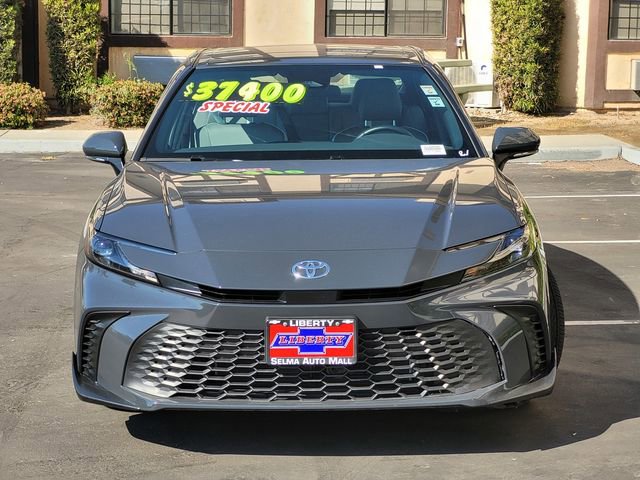 Used 2025 Toyota Camry SE image 3