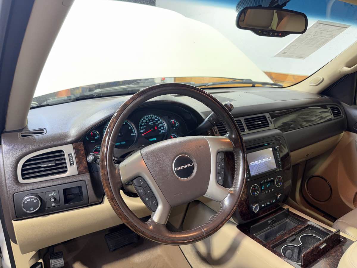 Used 2014 GMC Yukon Denali RWD image 18