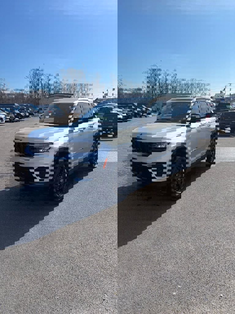 Used 2025 Jeep Grand Cherokee Altitude image 1