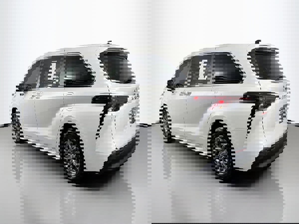 Used 2024 Toyota Sienna XLE image 7