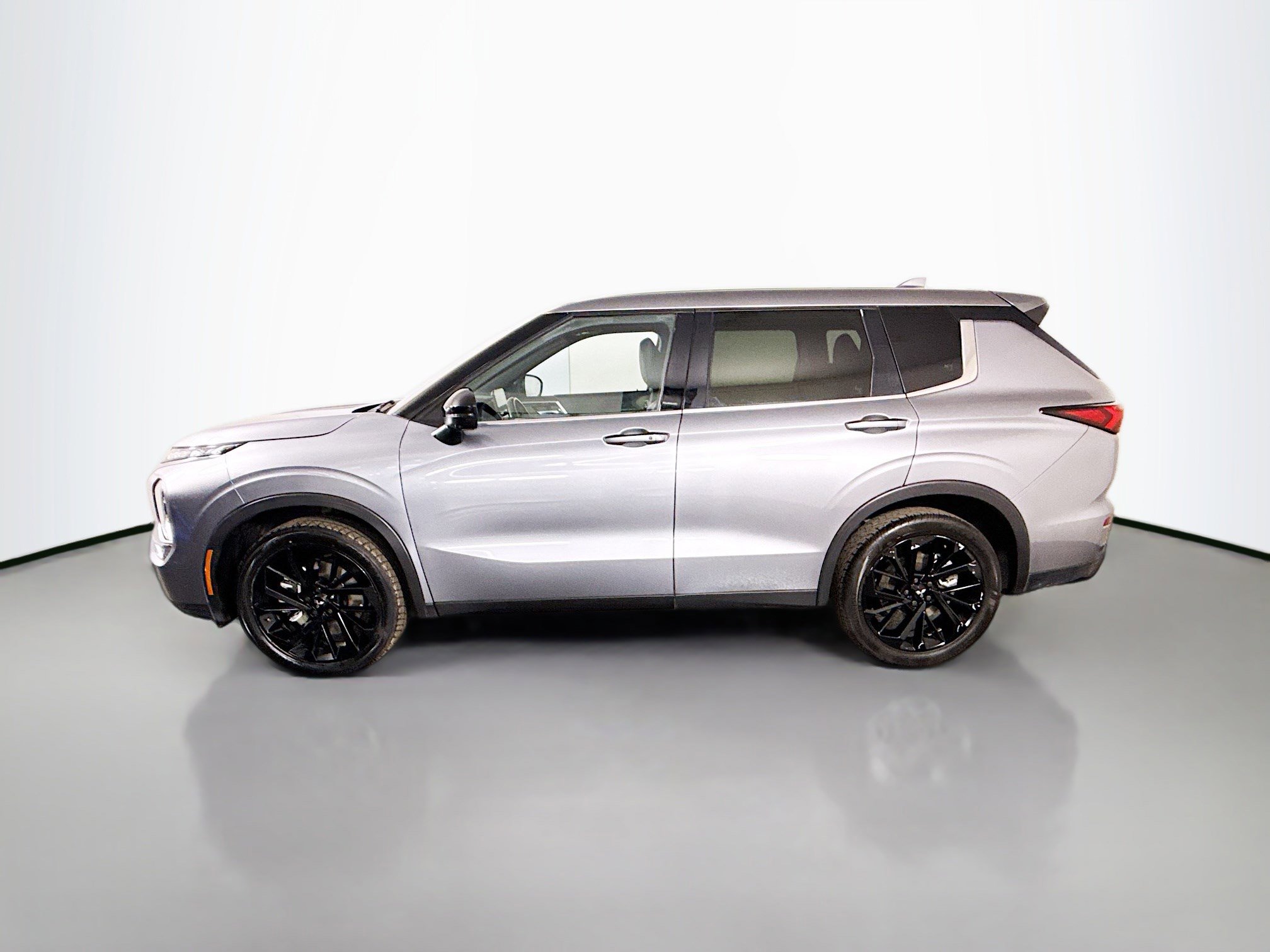 Used 2024 Mitsubishi Outlander SE Black Edition image 6