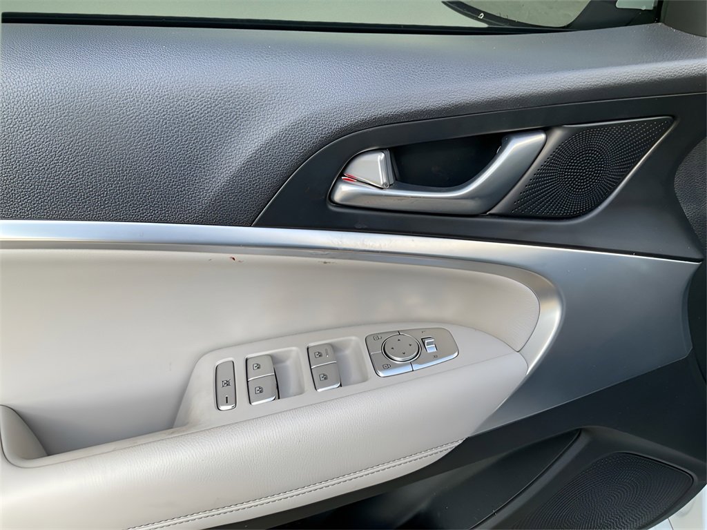 Used 2023 Genesis G70 2.0T image 17