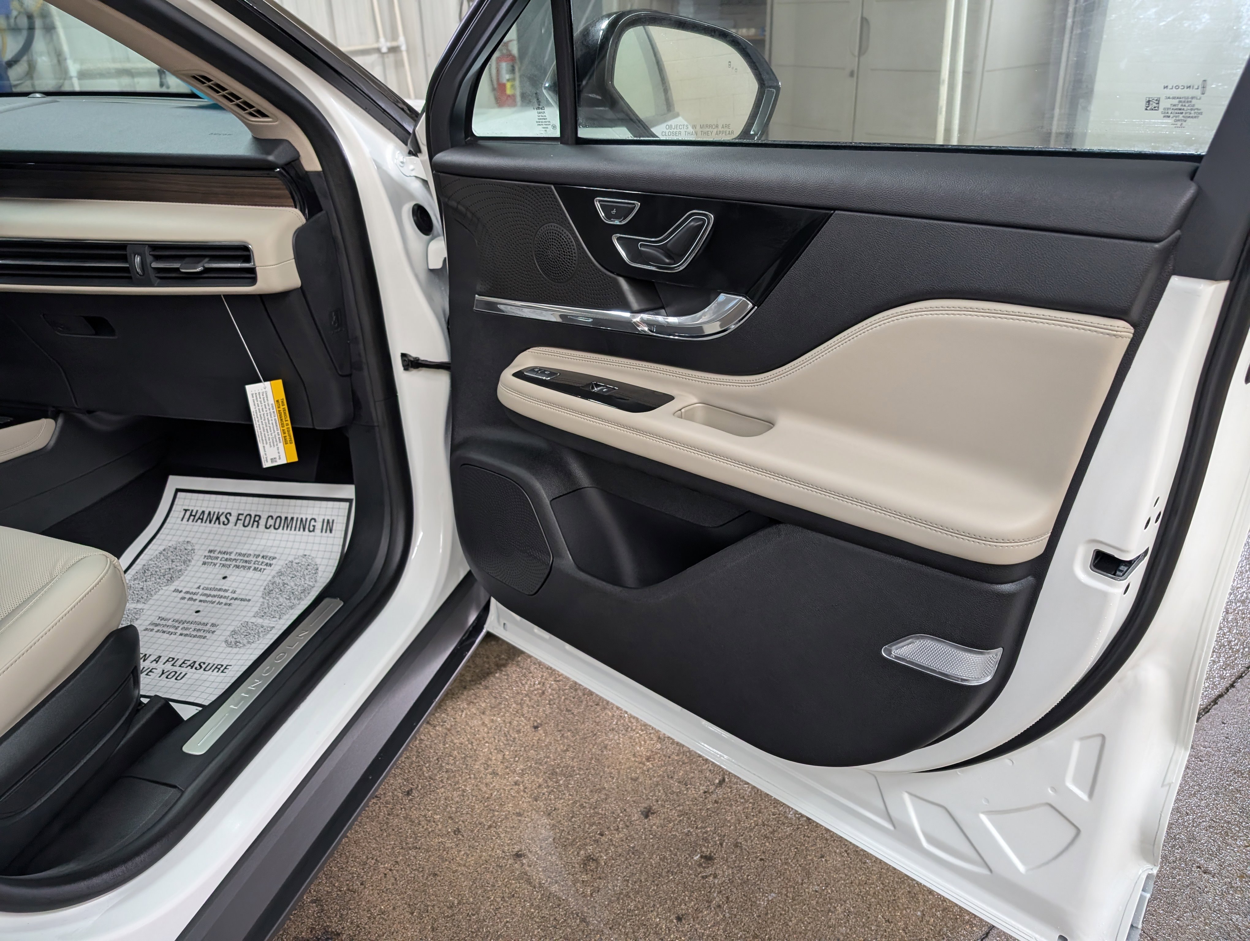 New 2026 Lincoln Corsair Reserve w/ Jet Appearance Package AWD/4WD image 5