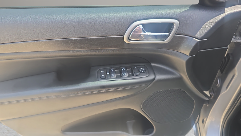 Used 2018 Jeep Grand Cherokee Altitude AWD/4WD image 16