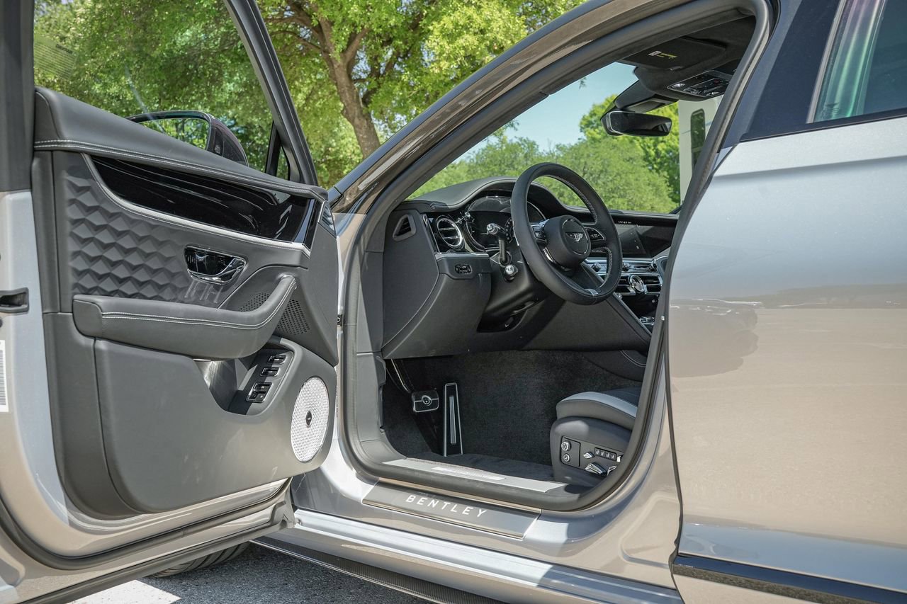 New 2025 Bentley Flying Spur Plug-In Hybrid image 18