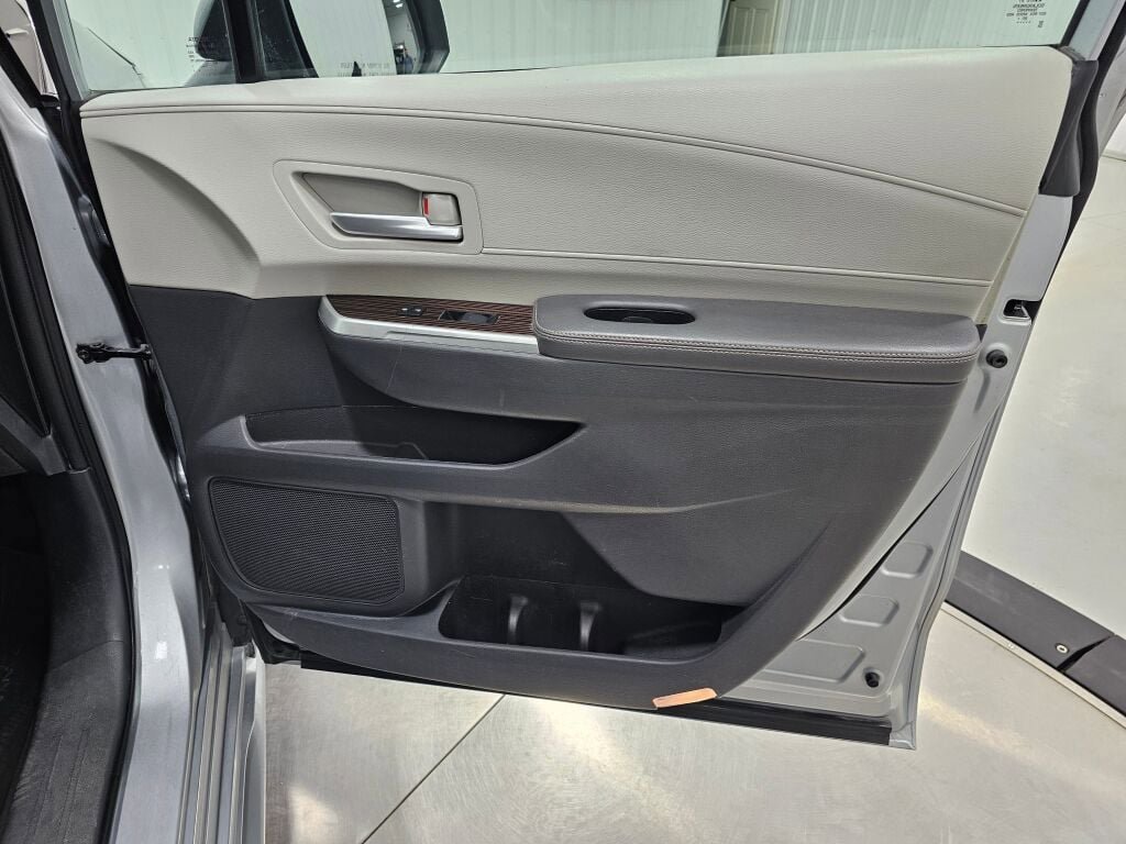 Used 2021 Toyota Sienna XLE w/ XLE Plus Package FWD image 38