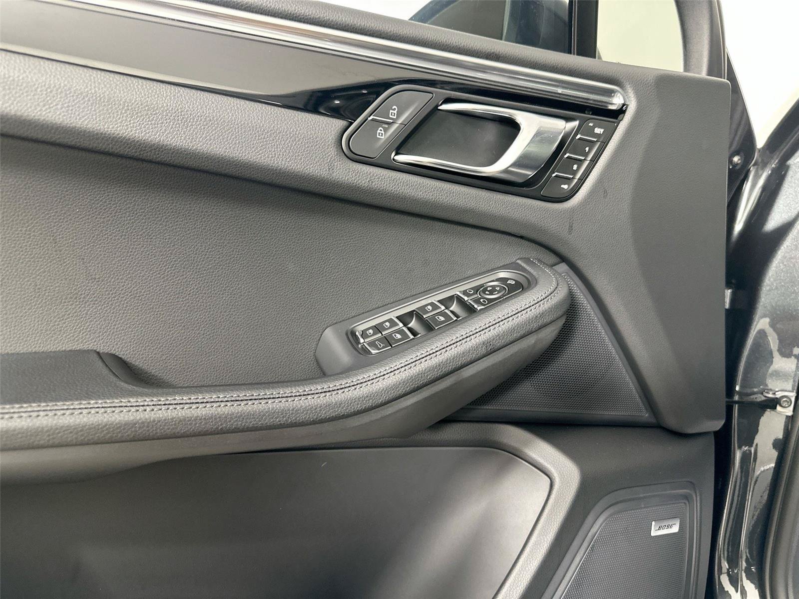 Certified 2026 Porsche Macan Turbo AWD/4WD image 31