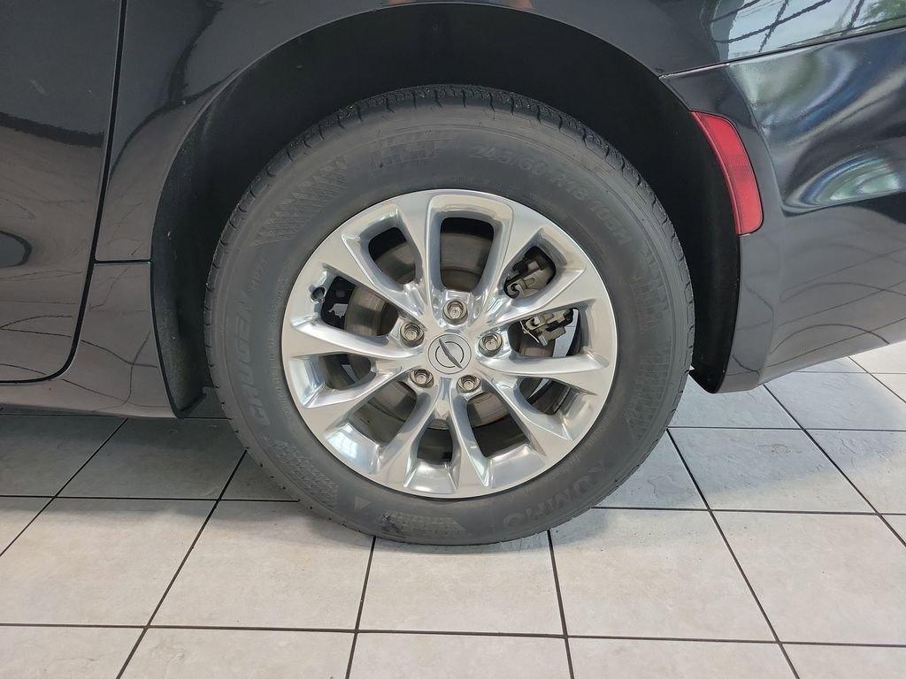 Used 2022 Chrysler Pacifica Touring-L AWD/4WD image 48