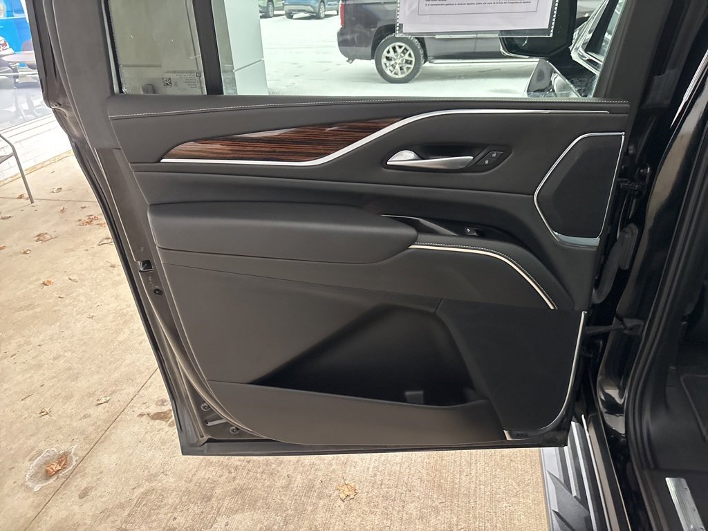 Used 2024 Cadillac Escalade ESV Premium Luxury image 31