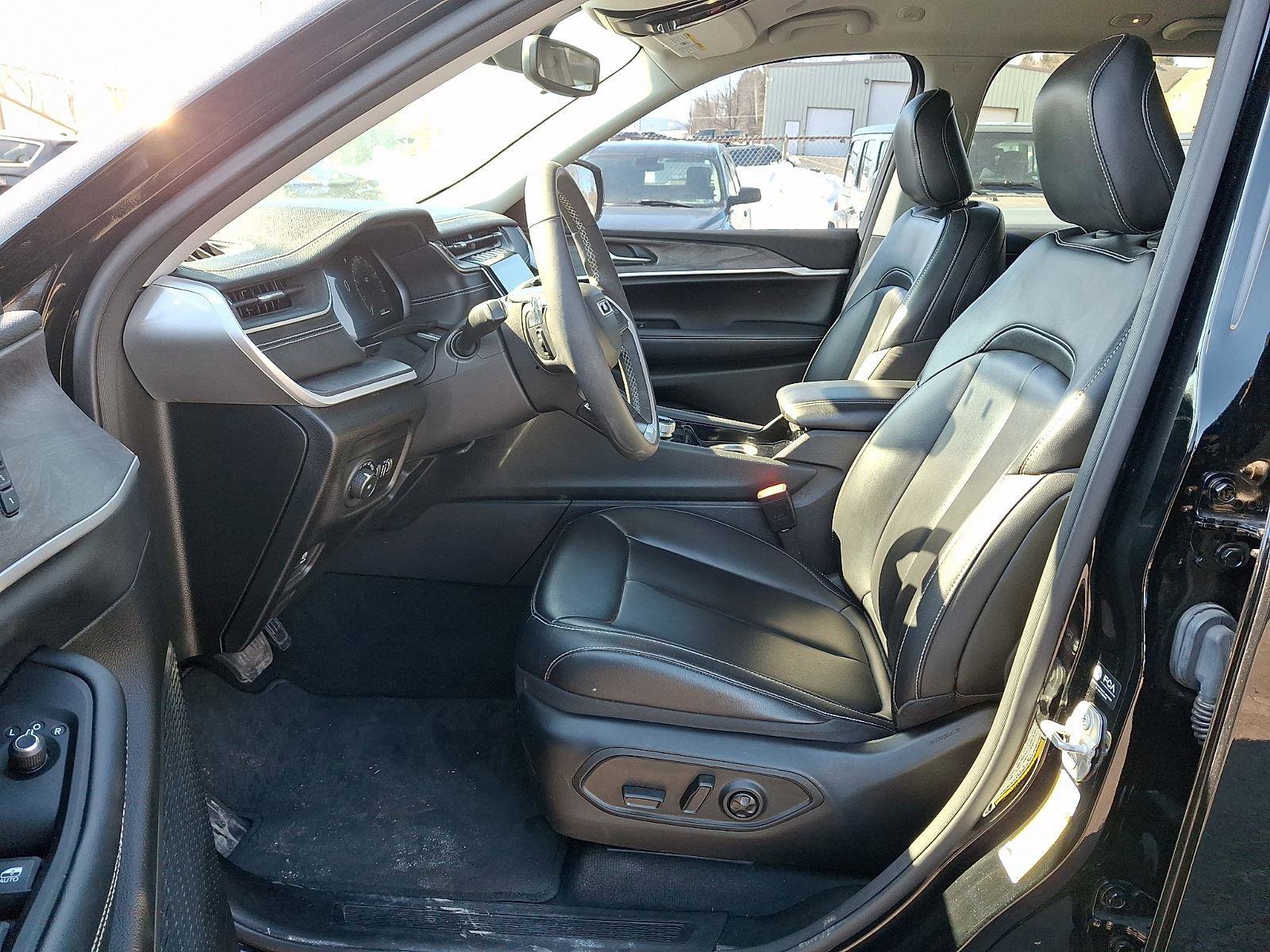 Used 2023 Jeep Grand Cherokee Limited w/ Black Appearance Package image 15