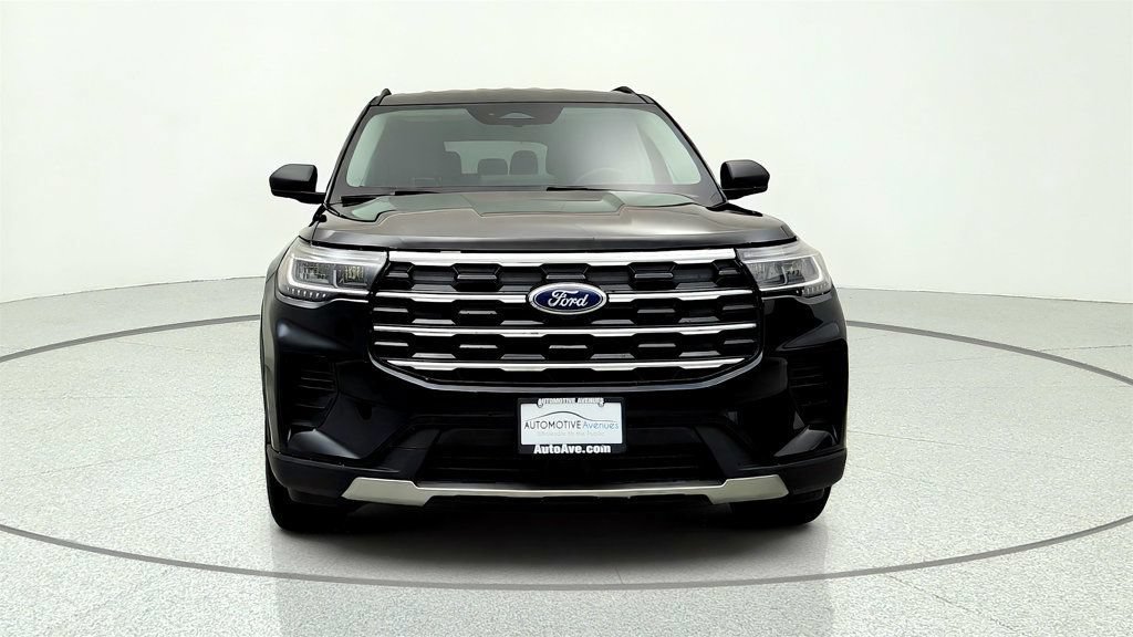 Used 2025 Ford Explorer Active AWD/4WD image 2