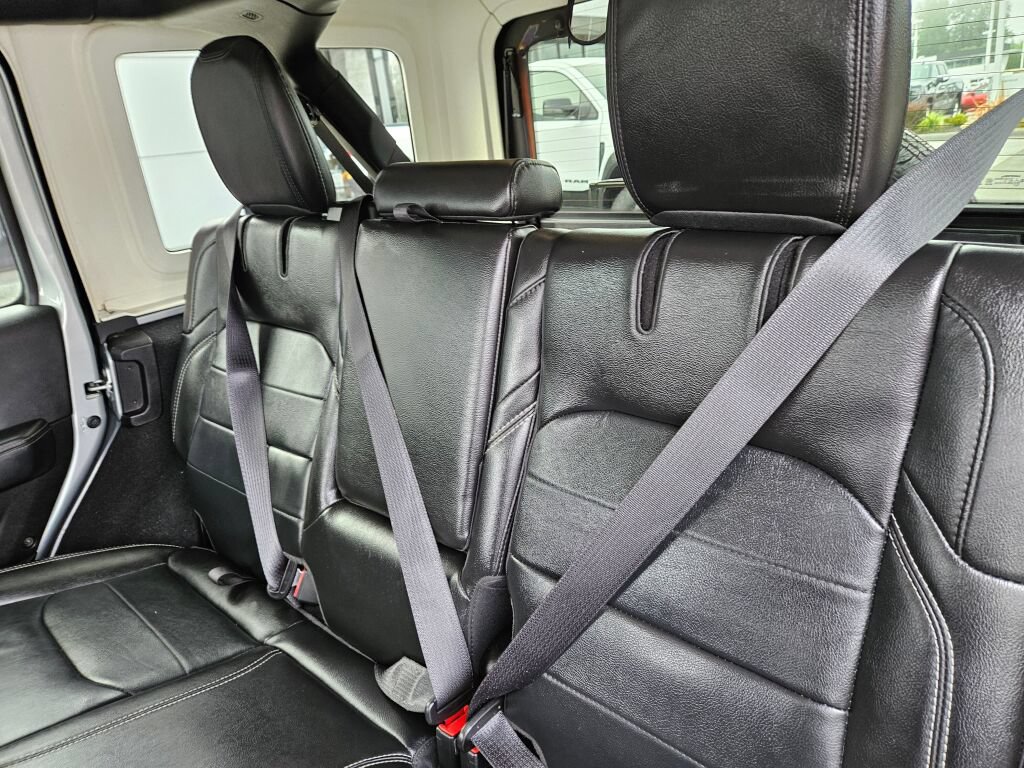 Used 2023 Jeep Wrangler Unlimited Sahara w/ Cold Weather Group AWD/4WD image 16
