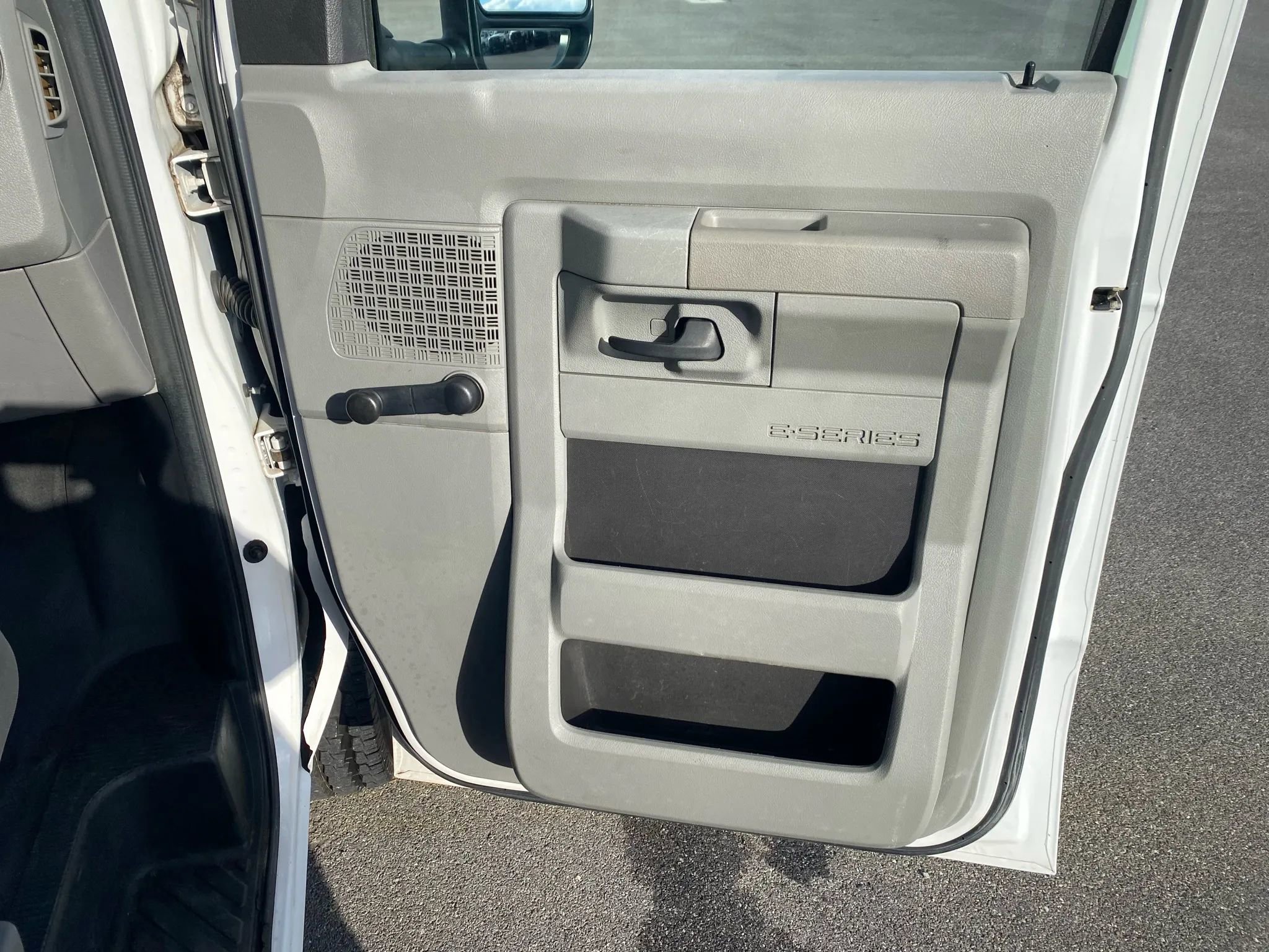 Used 2014 Ford E-350 and Econoline 350 Extended Super Duty w/ Insulation Package RWD image 16