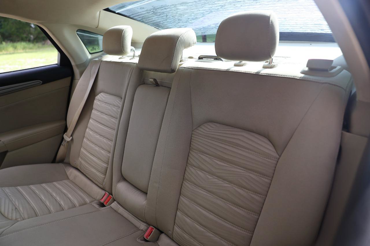 Used 2016 Ford Fusion SE FWD image 8