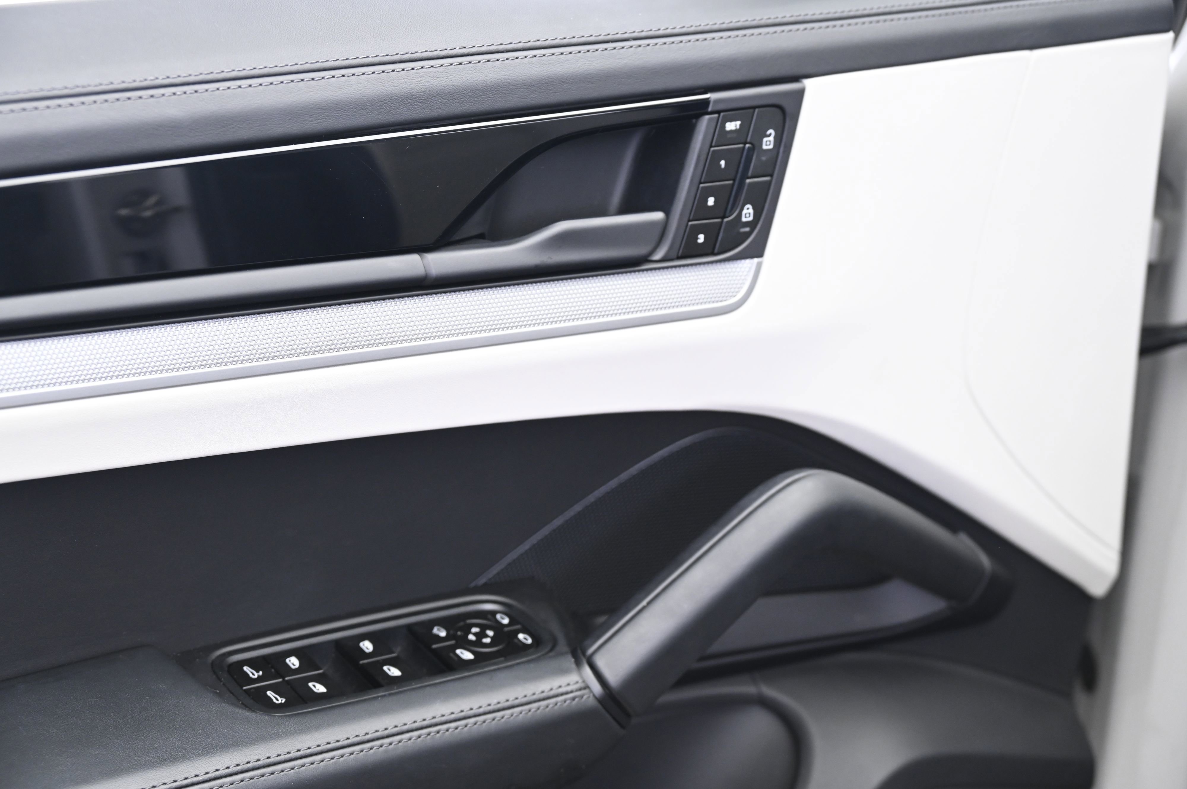 Used 2025 Porsche Cayenne image 27