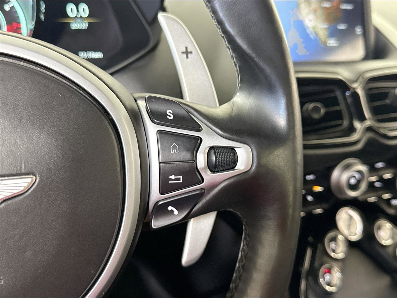 Used 2022 Aston Martin V8 Vantage Coupe RWD image 23