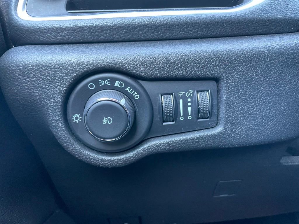 Used 2025 Chrysler Pacifica Limited image 47