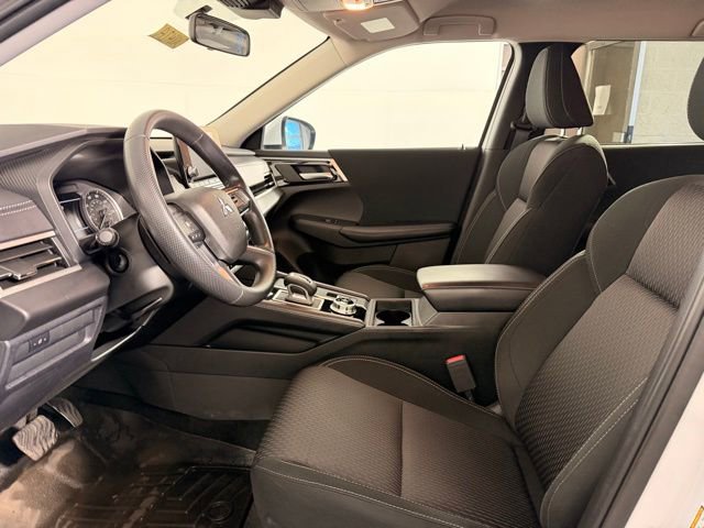 Used 2024 Mitsubishi Outlander ES image 16
