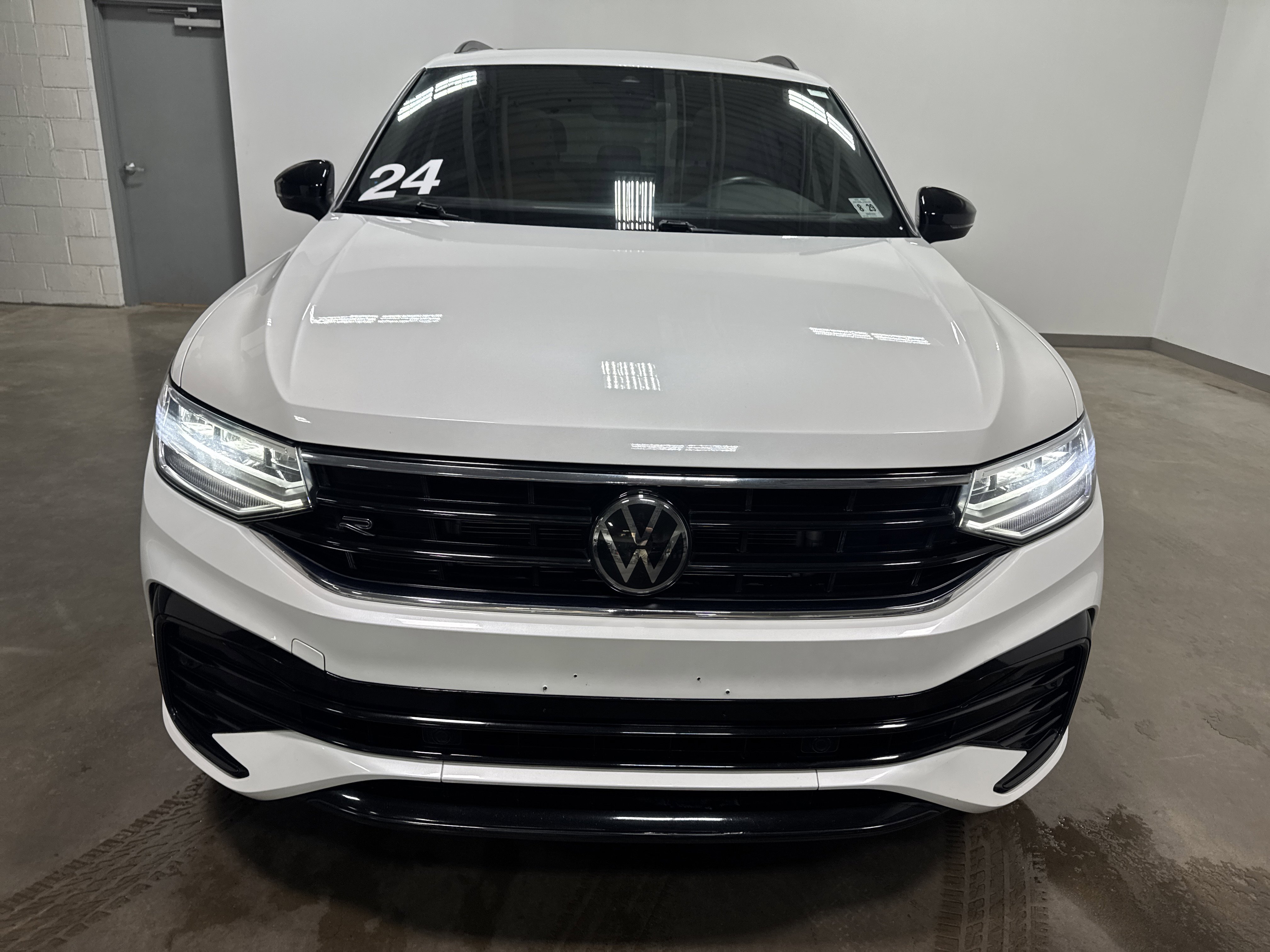 Certified 2024 Volkswagen Tiguan SE R-Line AWD/4WD image 8