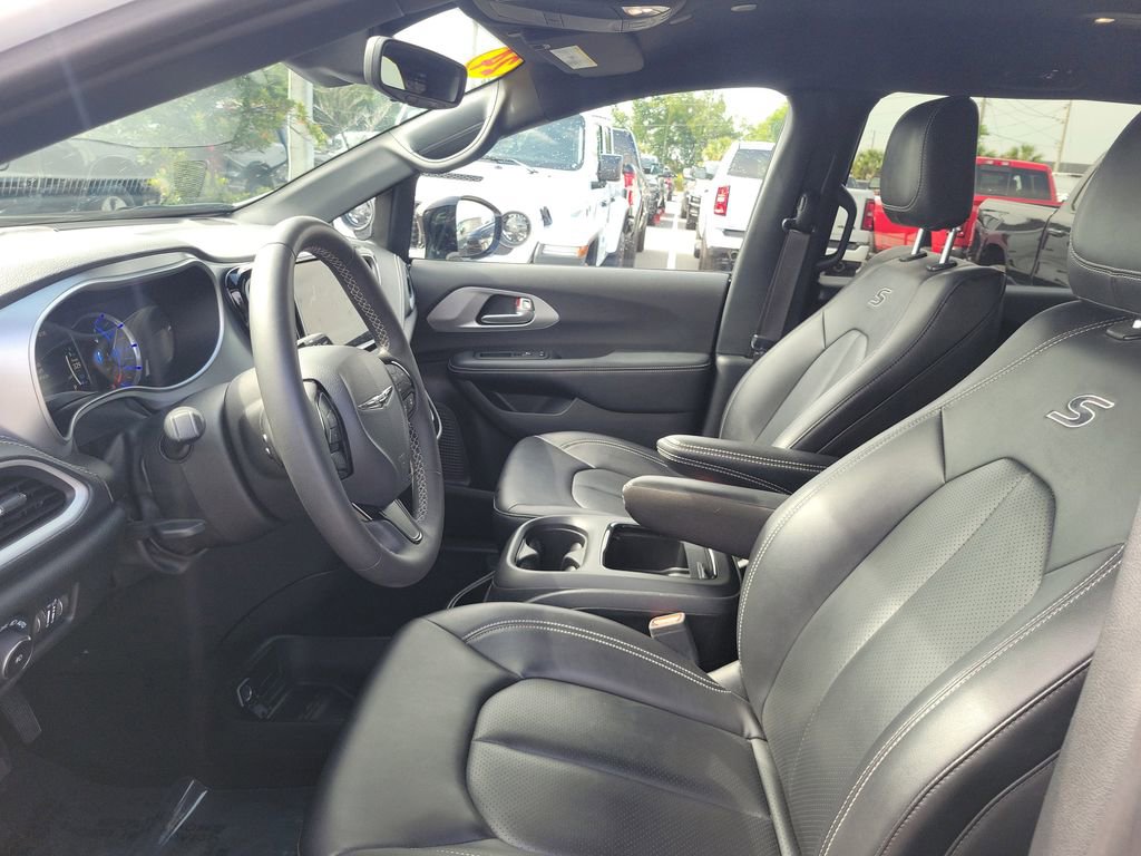 Used 2024 Chrysler Pacifica Limited FWD image 19
