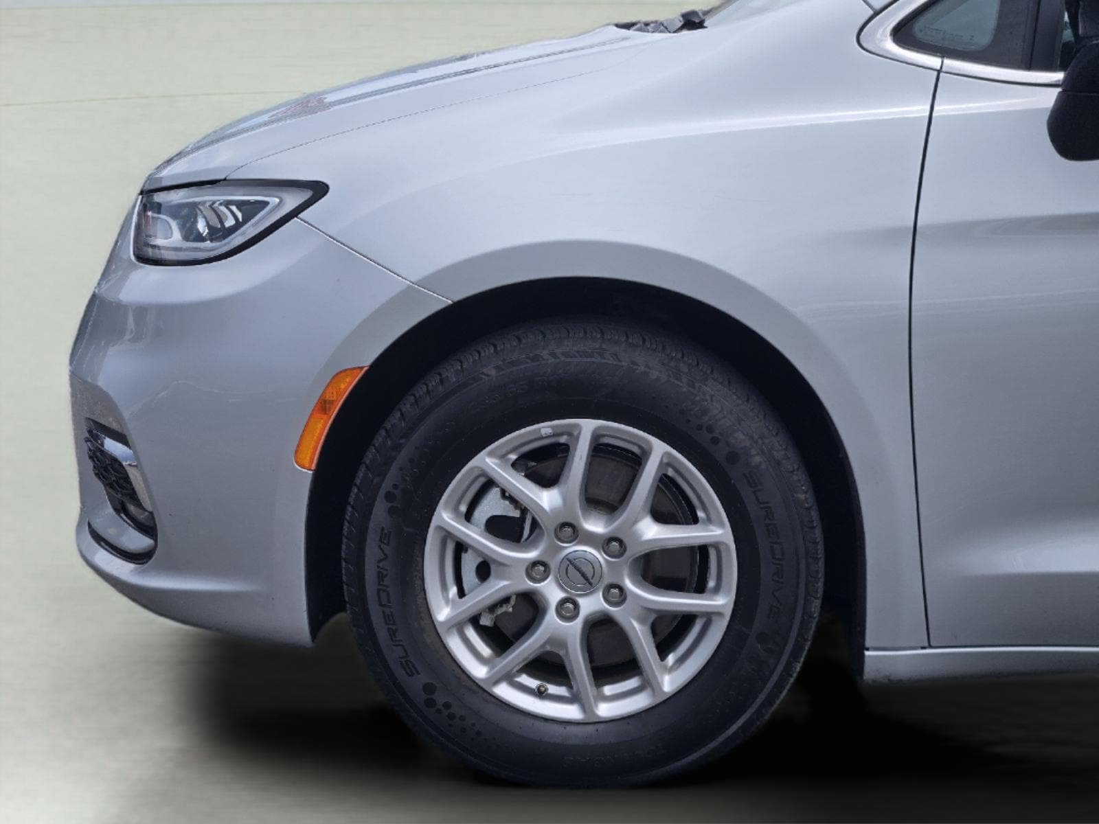 Used 2024 Chrysler Pacifica Touring-L FWD image 6