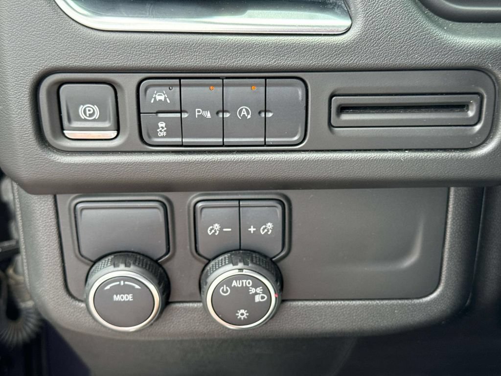 Used 2024 Chevrolet Suburban RST RWD image 25