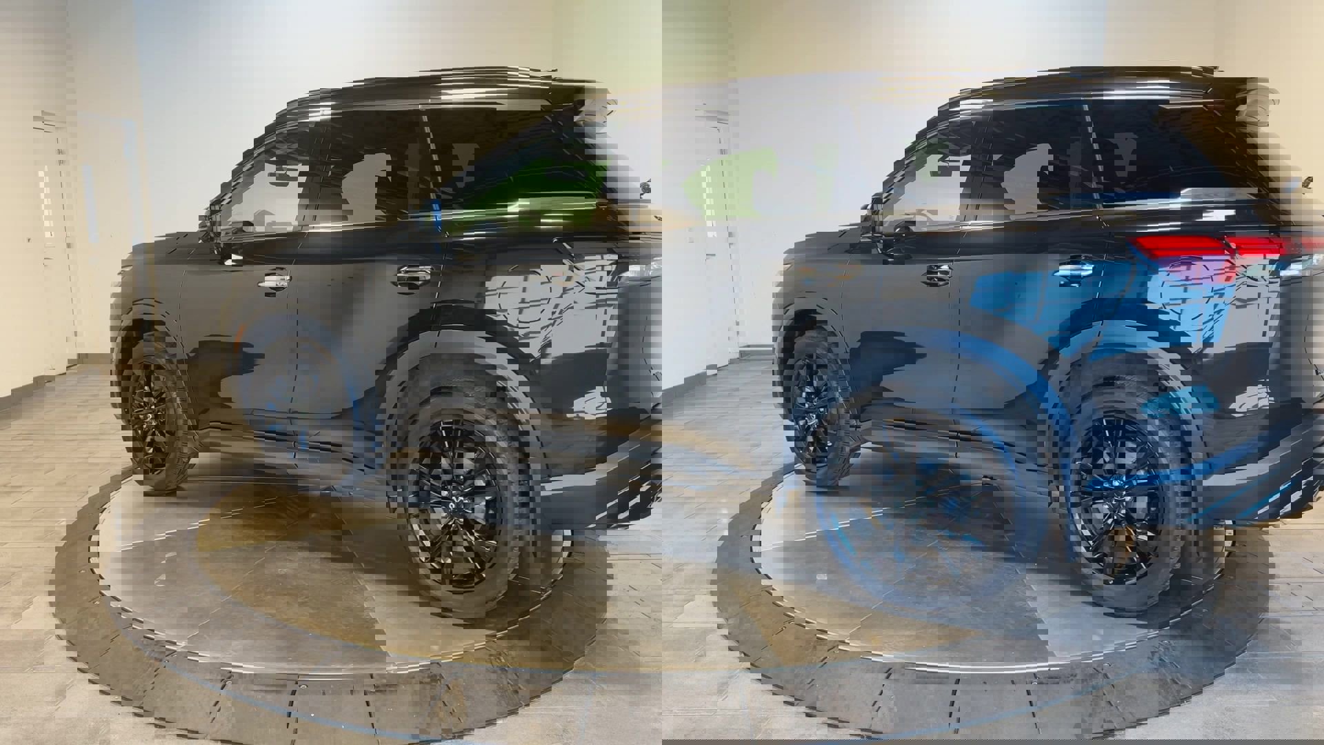 Certified 2025 INFINITI QX60 Luxe w/ Black Edition image 6