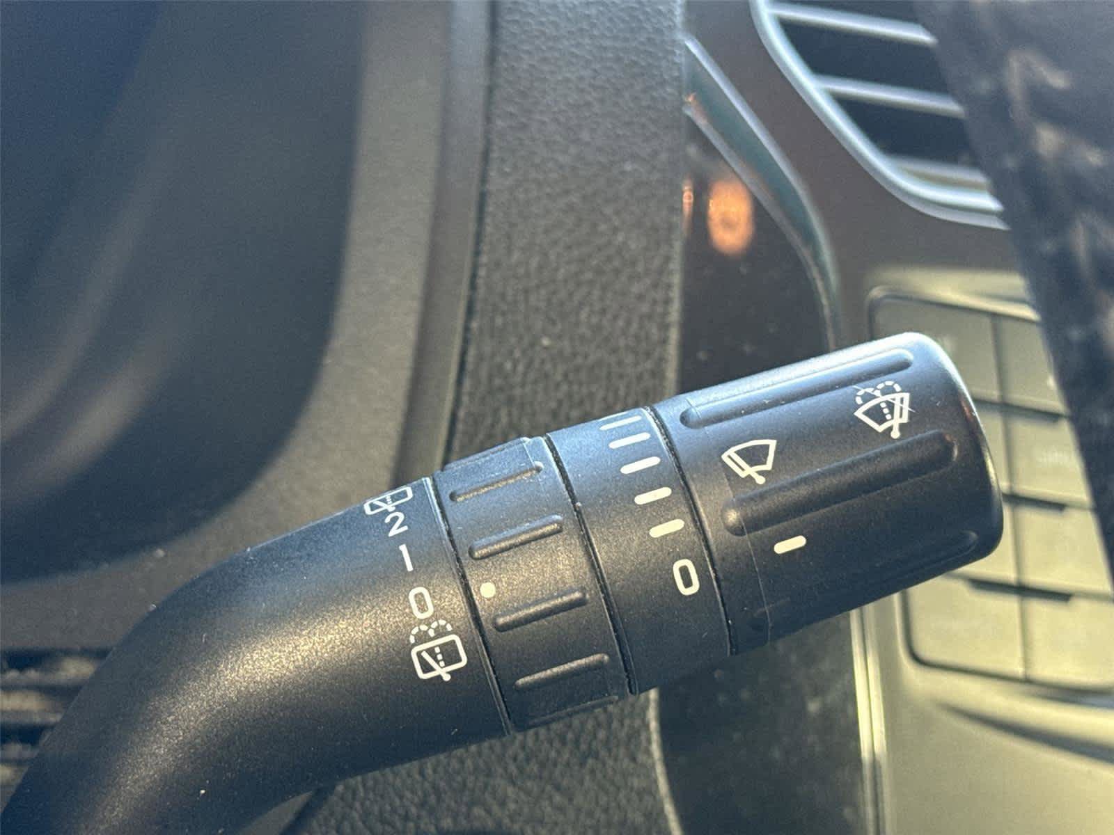 Used 2018 Ford Explorer XLT AWD/4WD image 25