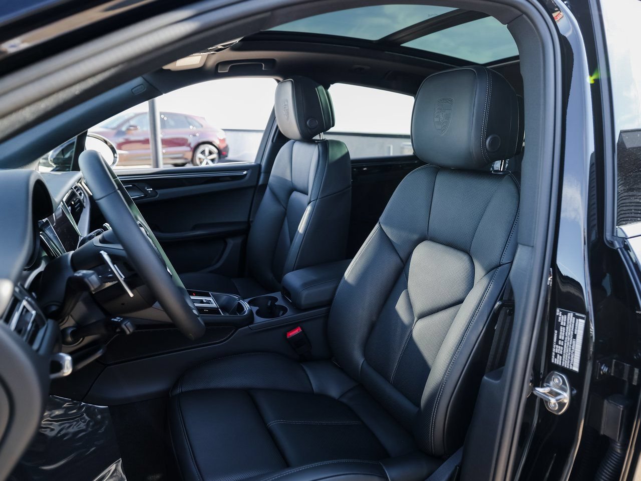 Certified 2026 Porsche Macan AWD/4WD image 5