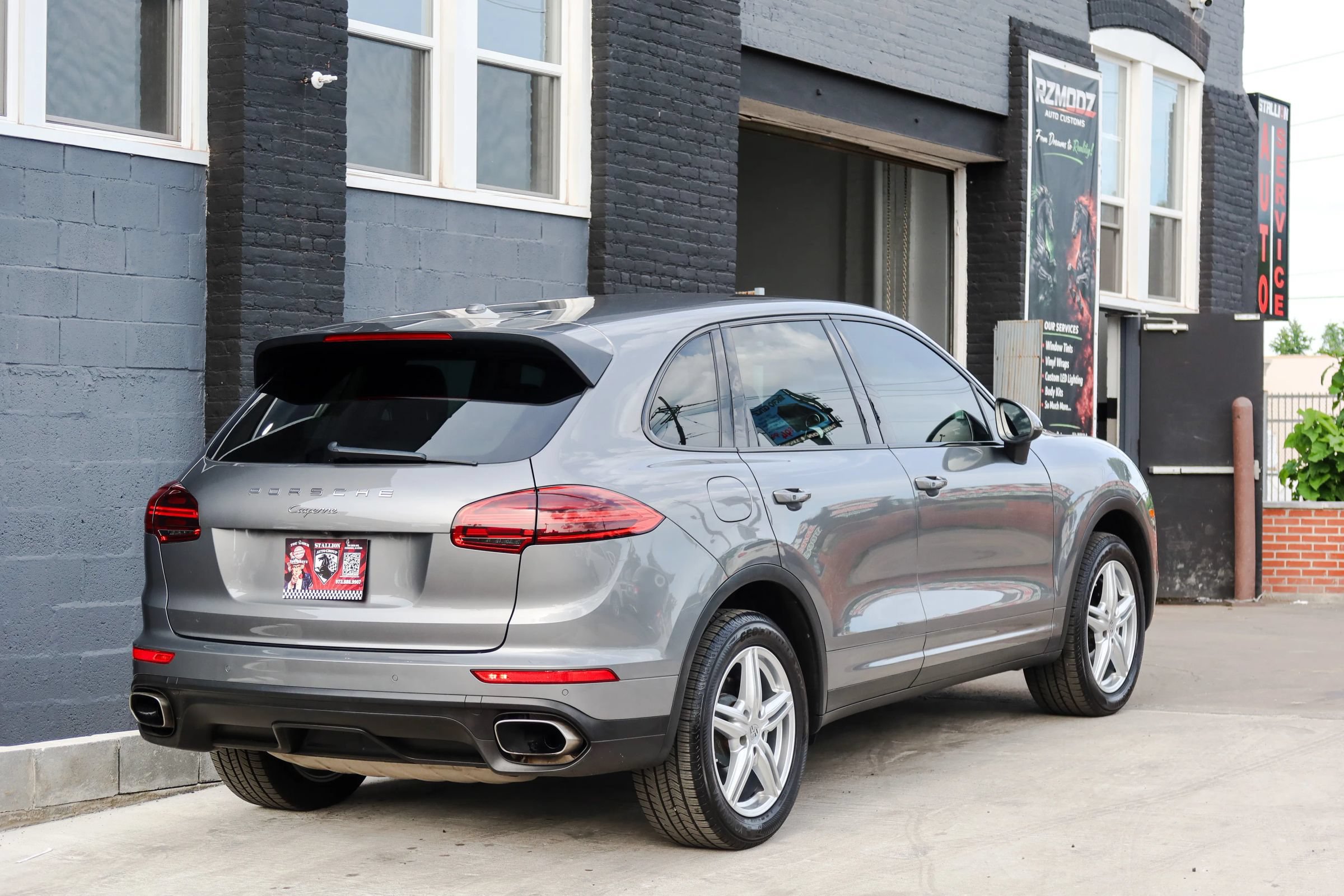 Used 2016 Porsche Cayenne w/ Premium Package AWD/4WD image 4