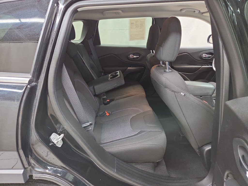 Used 2019 Jeep Cherokee Latitude w/ Cold Weather Group AWD/4WD image 11