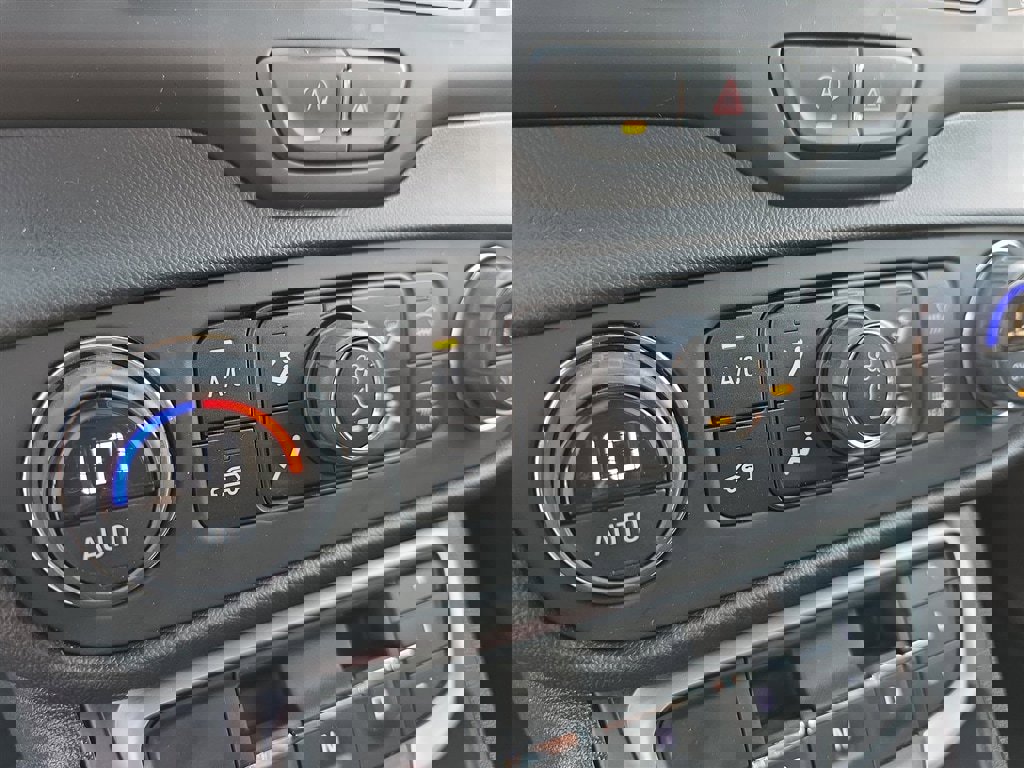 Used 2023 GMC Terrain SLE w/ Driver Convenience Package image 16