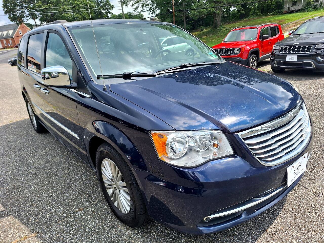 Used 2015 Chrysler Town & Country Touring-L w/ Driver Convenience Group image 2