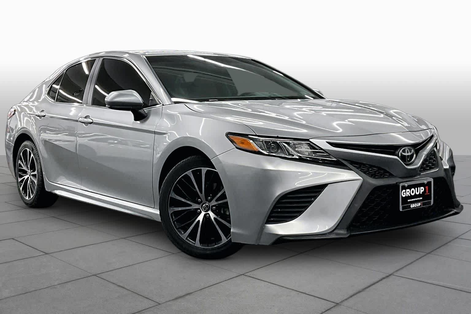 Used 2018 Toyota Camry SE FWD image 2