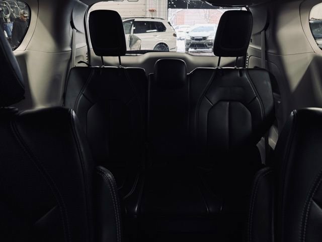 Certified 2024 Chrysler Pacifica Touring-L image 21