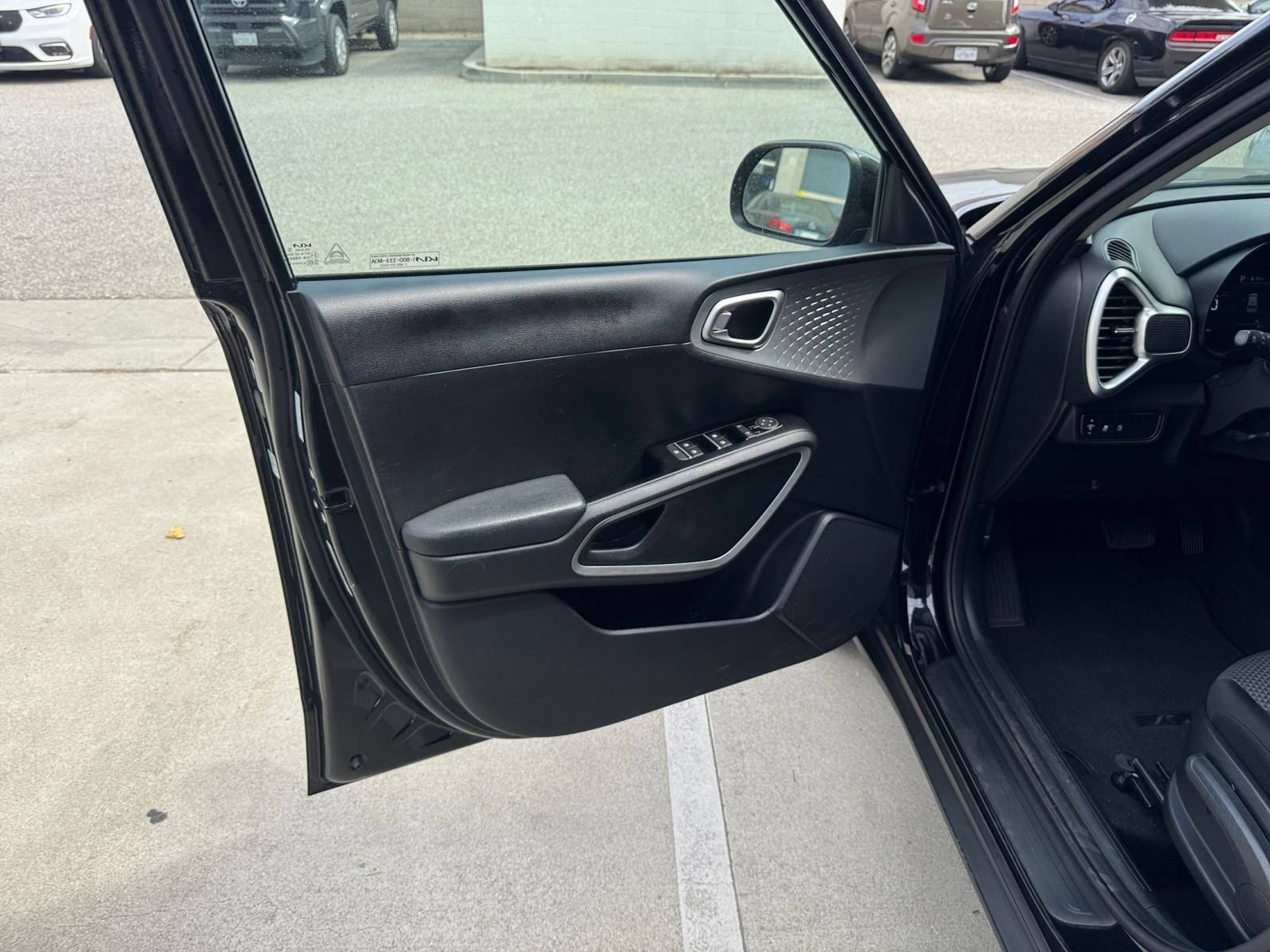 Used 2025 Kia Soul LX w/ LX Technology Package FWD image 18