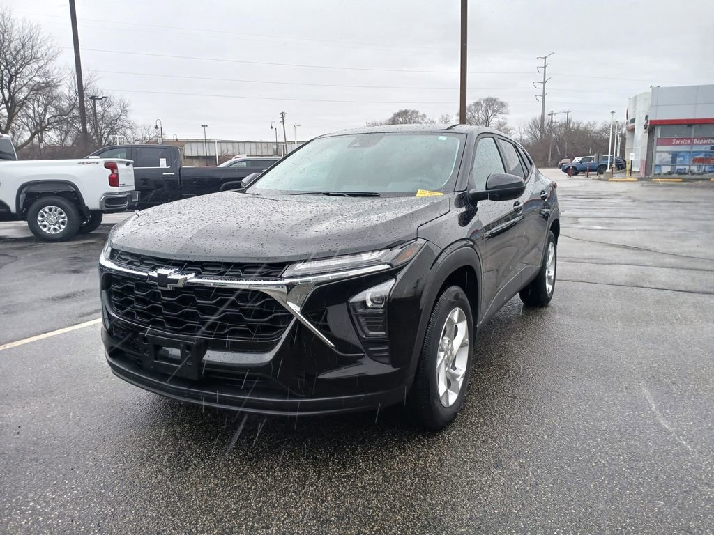 Used 2025 Chevrolet Trax LS w/ LS Convenience Package image 8