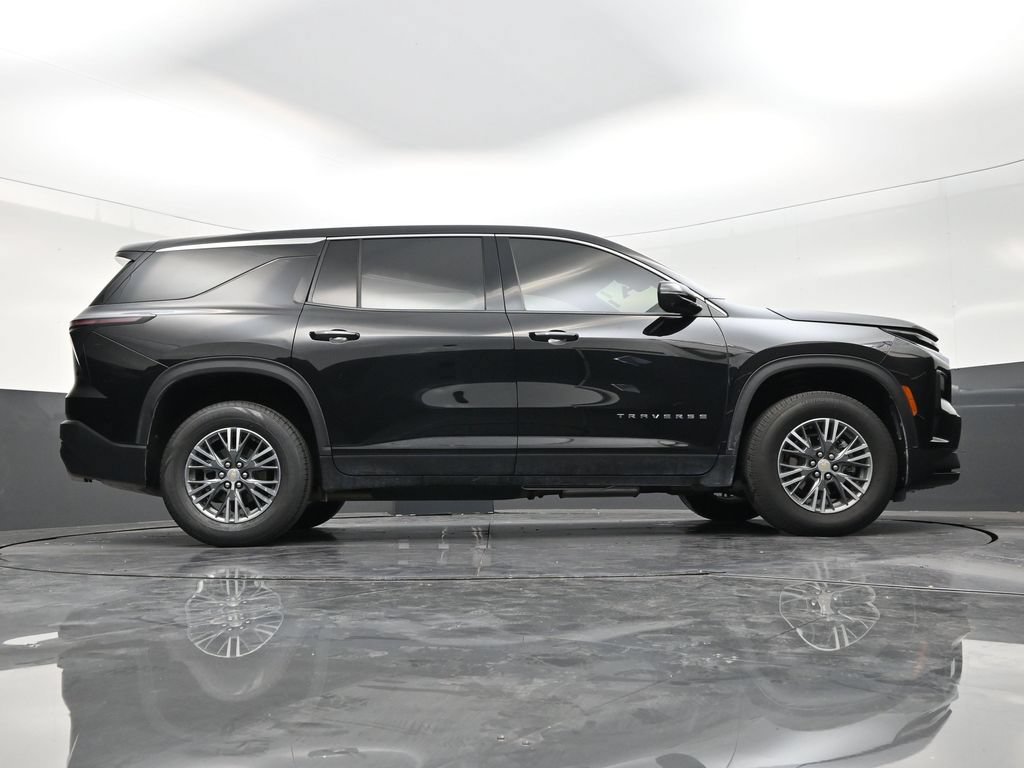 Used 2025 Chevrolet Traverse LT FWD image 24