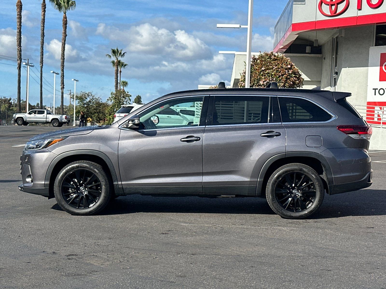 Used 2019 Toyota Highlander SE FWD image 2