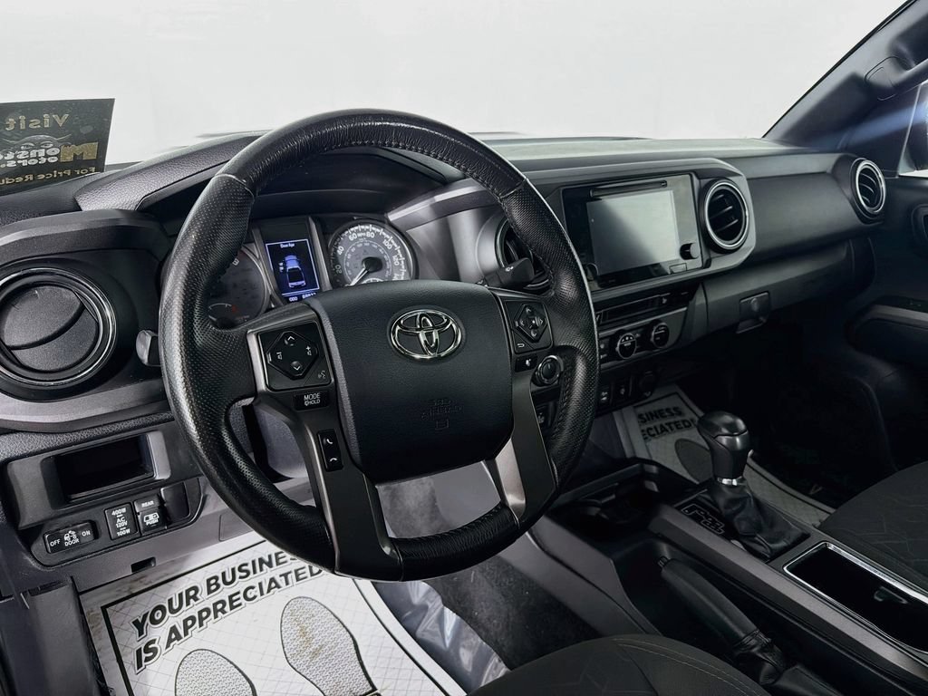 Used 2017 Toyota Tacoma TRD Sport AWD/4WD image 9