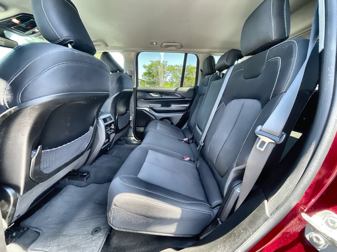 Used 2024 Jeep Grand Cherokee Laredo RWD image 23