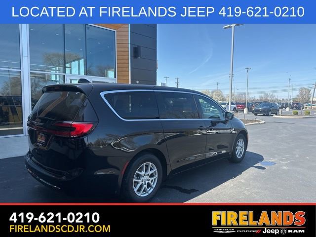 Used 2025 Chrysler Pacifica Select image 10