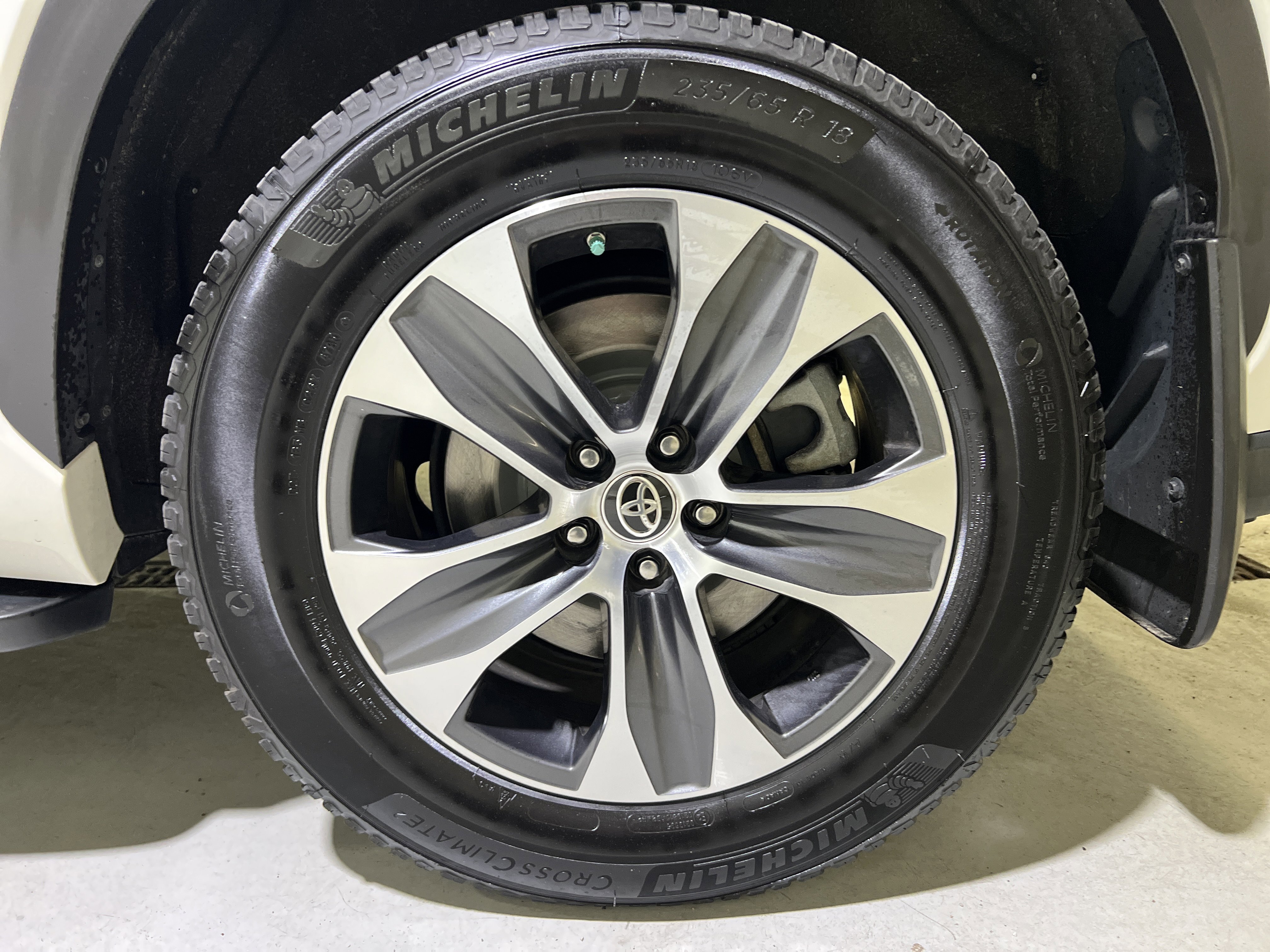 Used 2021 Toyota Highlander XLE AWD/4WD image 13